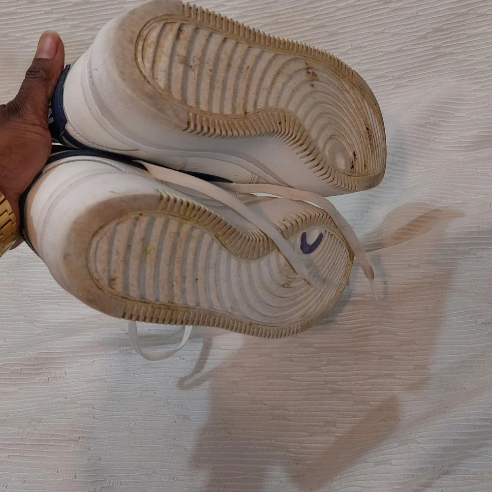 Nike Women's Sneakers in Cream and Navy - Picture 14 of 16